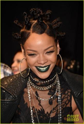 Rihanna transparan elbisesiyle göz kamaştırdı