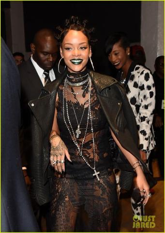 Rihanna transparan elbisesiyle göz kamaştırdı