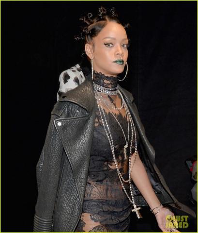 Rihanna transparan elbisesiyle göz kamaştırdı
