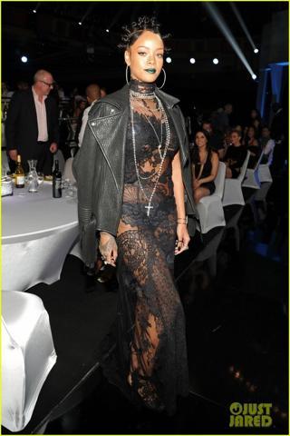 Rihanna transparan elbisesiyle göz kamaştırdı
