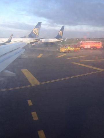 Ryanairin iki uçağı pistte birbirine dolaştı