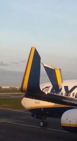 Ryanairin iki uçağı pistte birbirine dolaştı