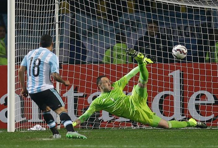Fenerbahçenin radarındaki Ospina dün gece...