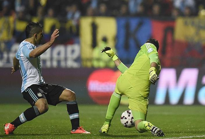 Fenerbahçenin radarındaki Ospina dün gece...