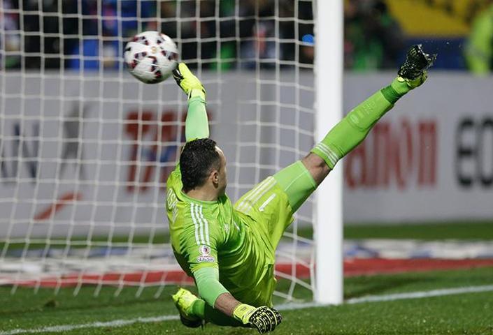 Fenerbahçenin radarındaki Ospina dün gece...