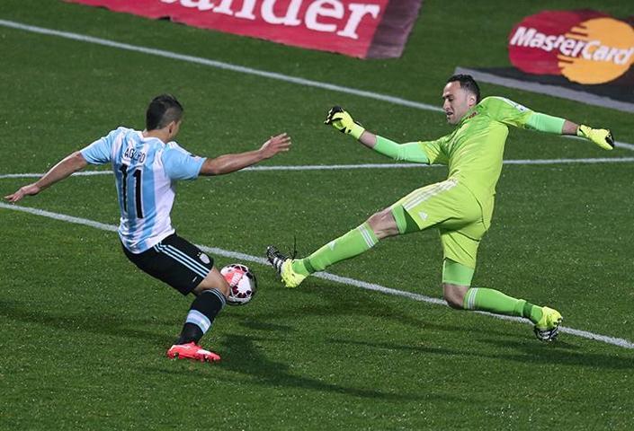 Fenerbahçenin radarındaki Ospina dün gece...