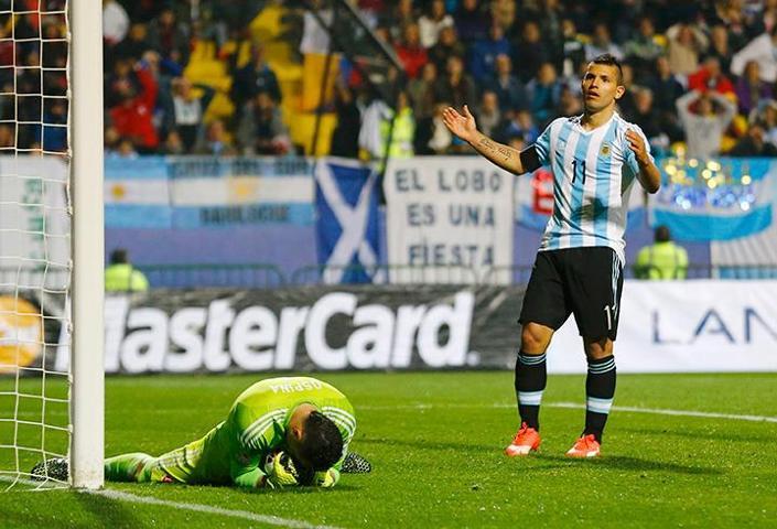 Fenerbahçenin radarındaki Ospina dün gece...