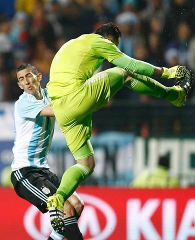 Fenerbahçenin radarındaki Ospina dün gece...
