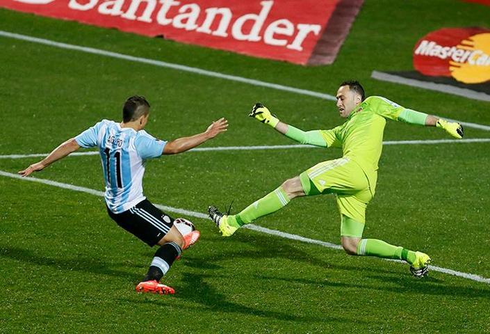 Fenerbahçenin radarındaki Ospina dün gece...