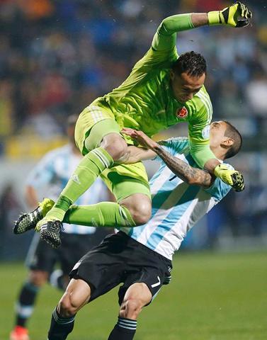 Fenerbahçenin radarındaki Ospina dün gece...
