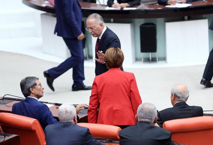 MHP sıralarında dikkat çekici kare