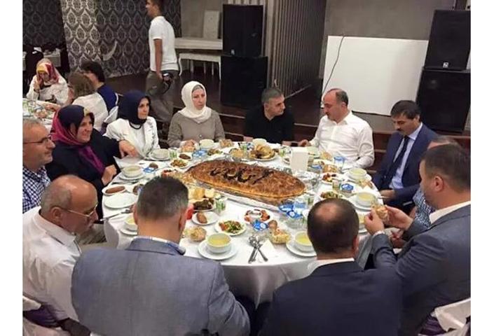 İftarda üzerinde Allah yazan pide