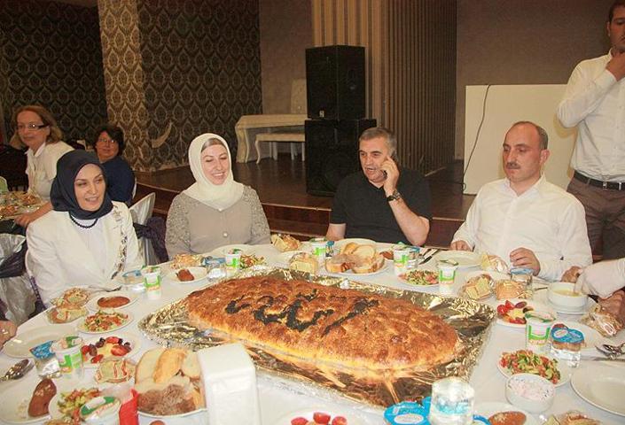 İftarda üzerinde Allah yazan pide