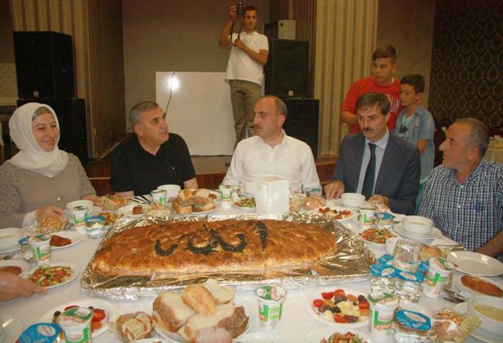 İftarda üzerinde Allah yazan pide