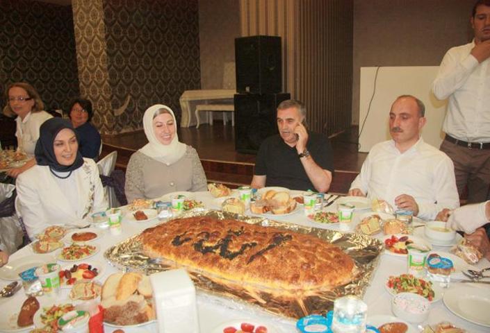 İftarda üzerinde Allah yazan pide
