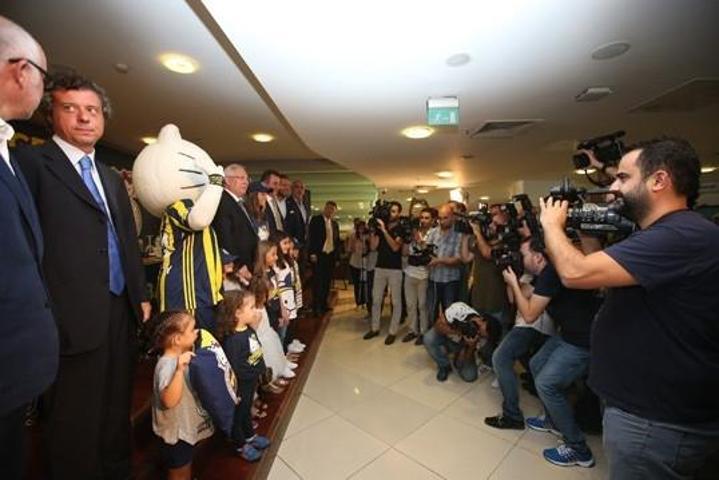 Fenerbahçe ile Hello Kitty arasında imzalar atıldı