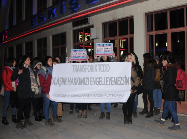 Eskişehirde gar önünde kadınlardan trans eylemi
