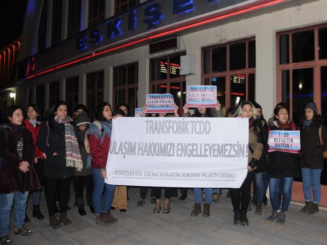 Eskişehirde gar önünde kadınlardan trans eylemi