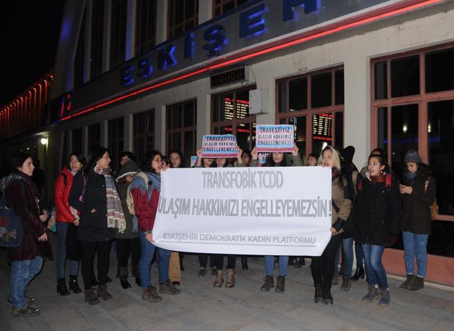 Eskişehirde gar önünde kadınlardan trans eylemi