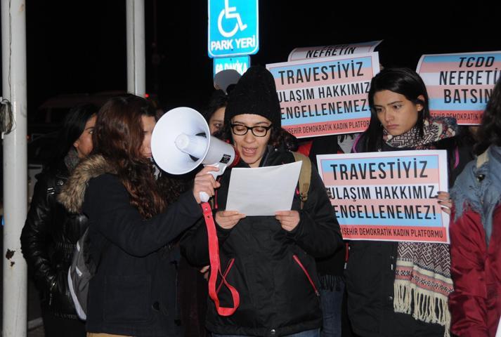 Eskişehirde gar önünde kadınlardan trans eylemi