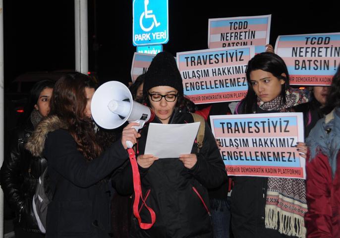 Eskişehirde gar önünde kadınlardan trans eylemi