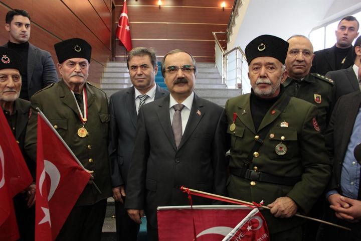 Vali Coş için İşte ordu, işte komutan sloganı attılar