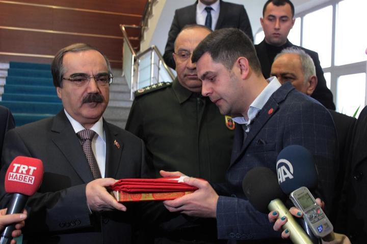 Vali Coş için İşte ordu, işte komutan sloganı attılar