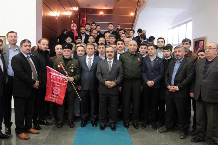 Vali Coş için İşte ordu, işte komutan sloganı attılar