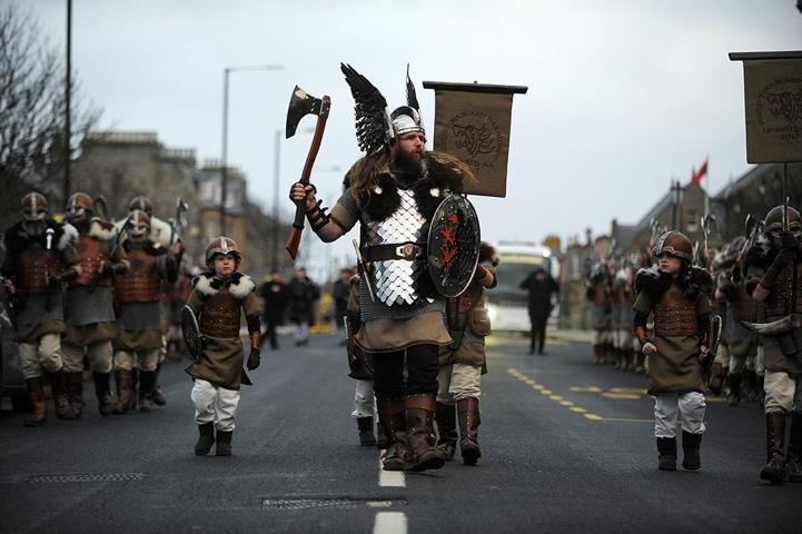 İskoçlar Viking atalarını festivalde böyle andılar