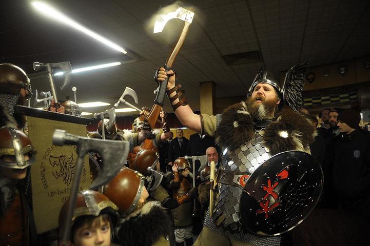 İskoçlar Viking atalarını festivalde böyle andılar