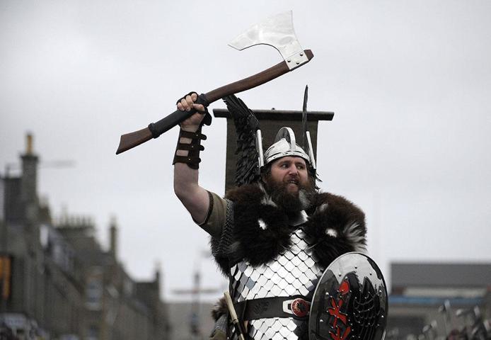 İskoçlar Viking atalarını festivalde böyle andılar