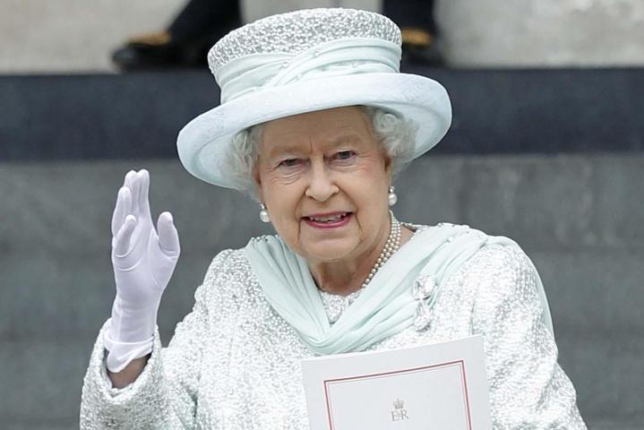 Kraliçe Elizabeht tahttaki 65. yılını kutladı