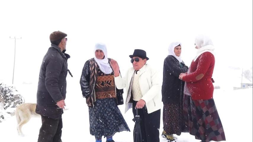 Ağrının ilk kadın muhtarı; Takım elbiseli, fötr şapkalı
