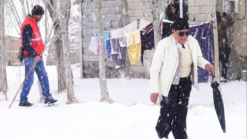 Ağrının ilk kadın muhtarı; Takım elbiseli, fötr şapkalı