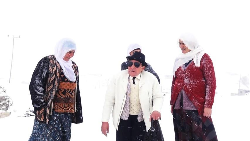 Ağrının ilk kadın muhtarı; Takım elbiseli, fötr şapkalı