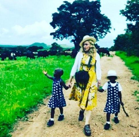 Madonna Afrikalı ikizleri evlat edindi