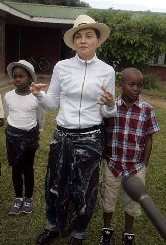 Madonna Afrikalı ikizleri evlat edindi