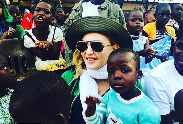 Madonna Afrikalı ikizleri evlat edindi