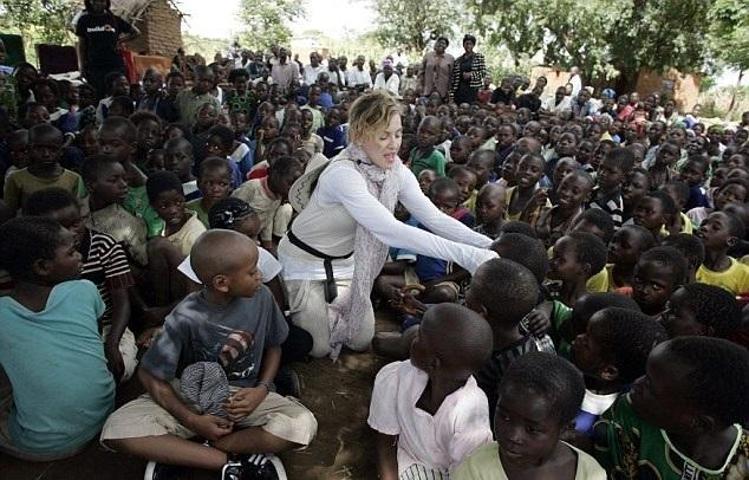 Madonna Afrikalı ikizleri evlat edindi