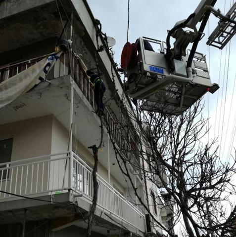 Balkonda mahsur kalan kedi için seferberlik