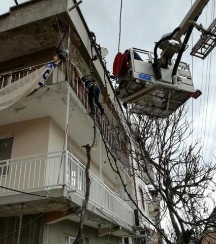 Balkonda mahsur kalan kedi için seferberlik