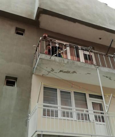Balkonda mahsur kalan kedi için seferberlik