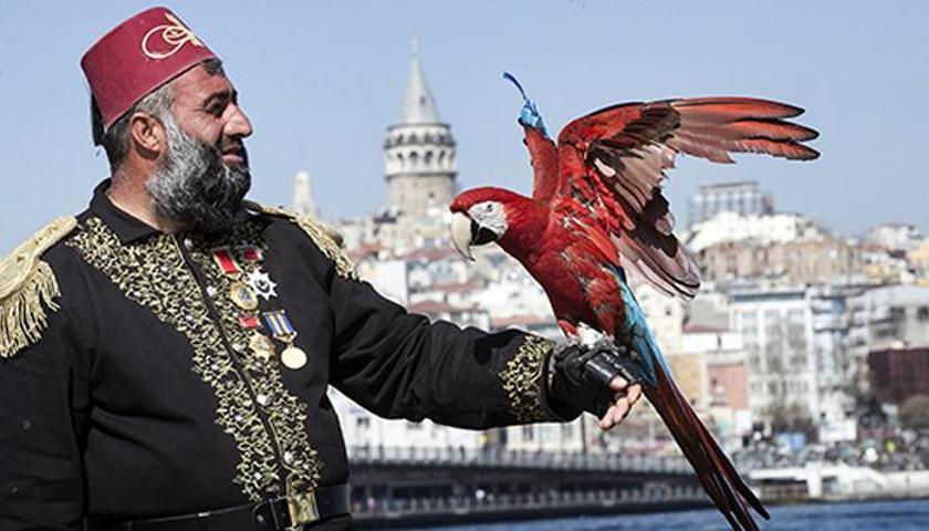 Sokaklarda Osmanlı döneminin kıyafetlerini giyerek dolaşıyor