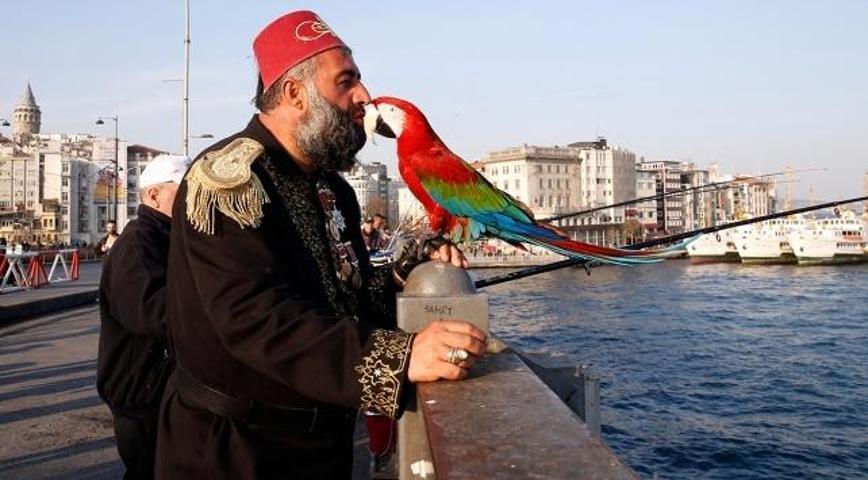 Sokaklarda Osmanlı döneminin kıyafetlerini giyerek dolaşıyor