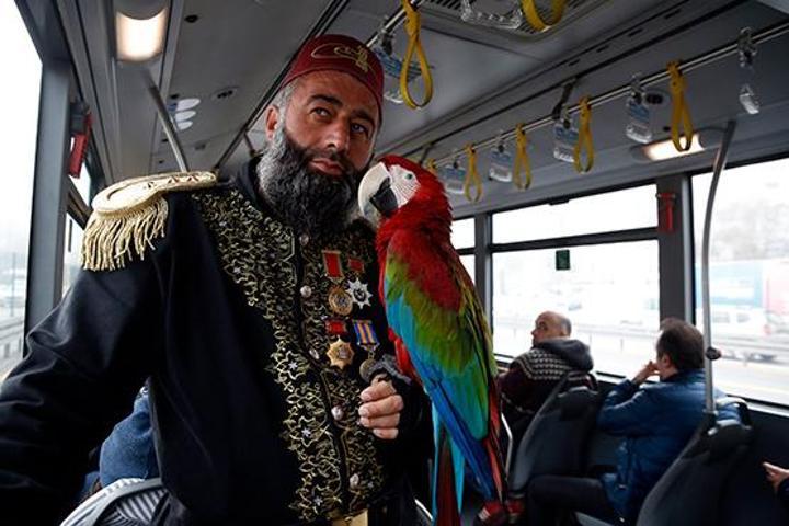 Sokaklarda Osmanlı döneminin kıyafetlerini giyerek dolaşıyor
