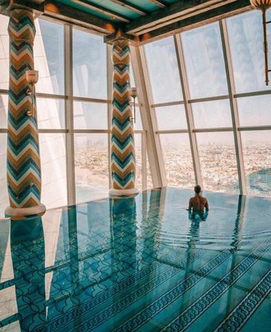 Dünyanın en şanslı çifti: Hayal gibi yaşayıp fotoğraf başına 9 bin dolar kazanıyorlar