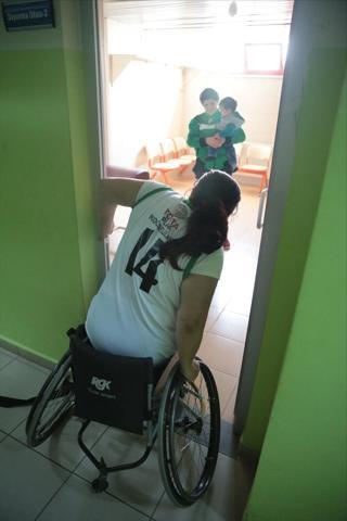 Devre arasında altını temizleyip karnını doyuruyorlar