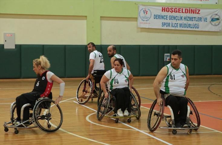 Devre arasında altını temizleyip karnını doyuruyorlar