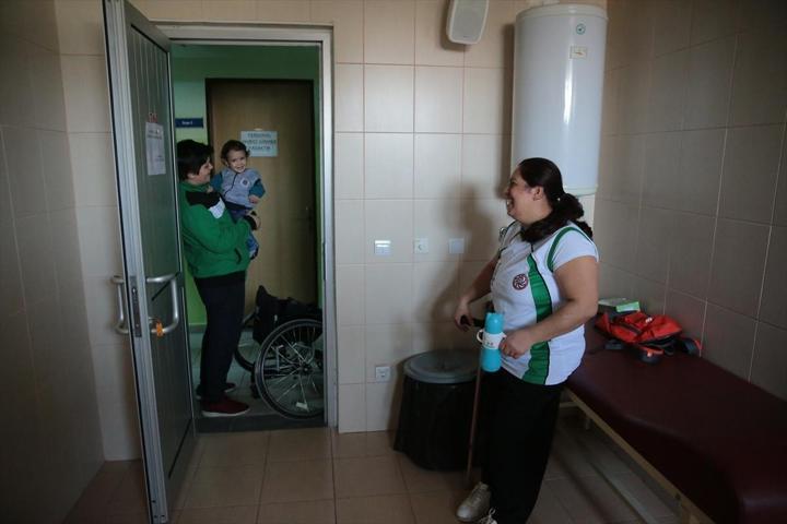 Devre arasında altını temizleyip karnını doyuruyorlar