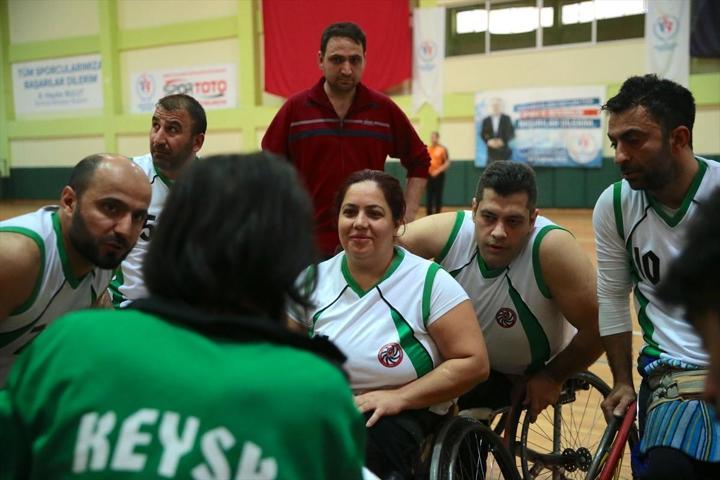 Devre arasında altını temizleyip karnını doyuruyorlar